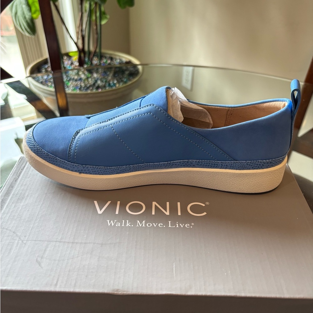 New in Box Vionic Zinah Shoes Blue Leather Slip-On Sneakers Size 8